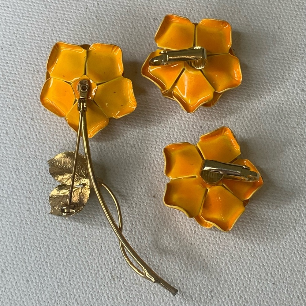 Retro Flower Power Enamel Brooch Pin and Clip Earrings Set Orange & Gold Floral - Picture 6 of 15